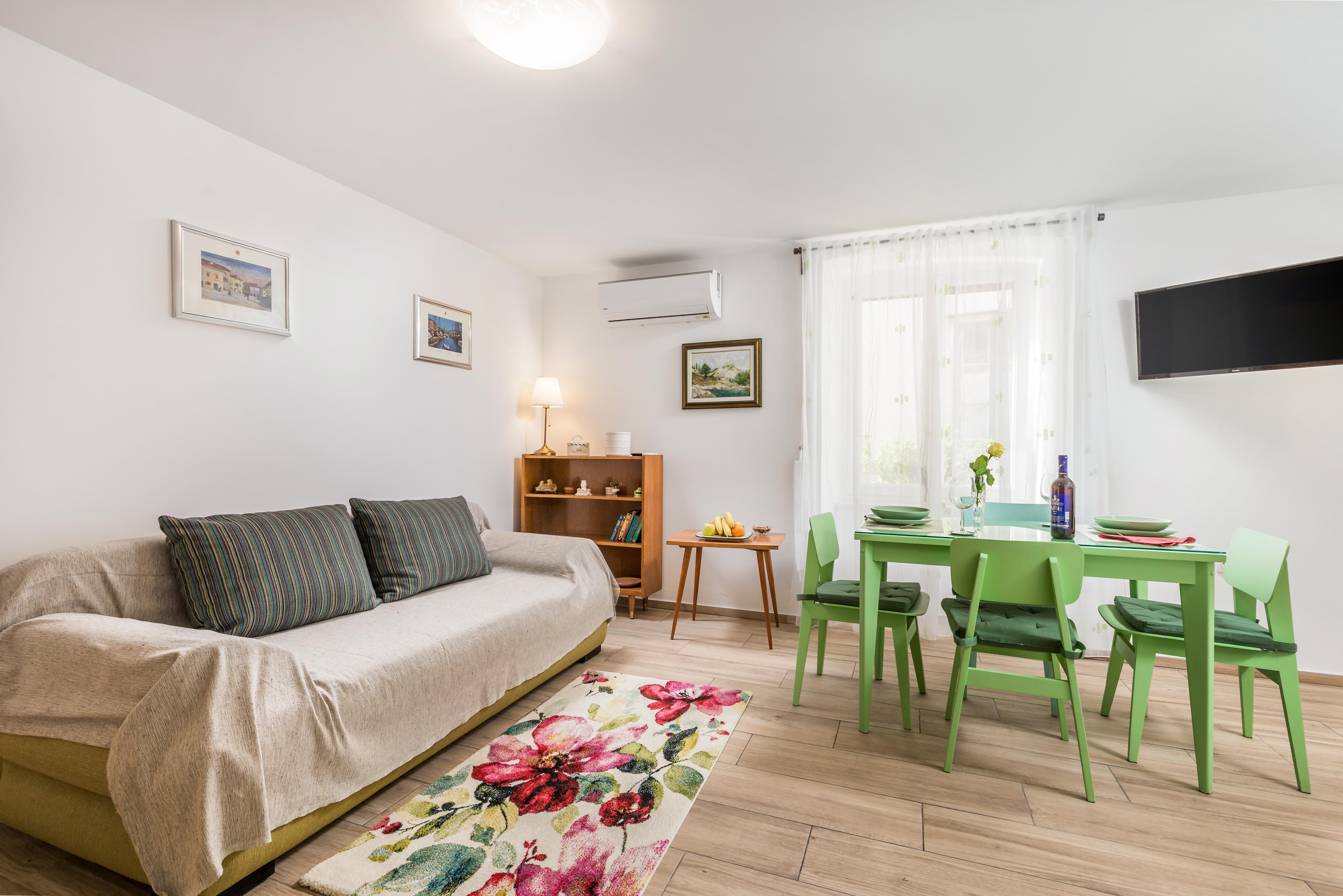 Lorem ipsum, dolor sit amet consectetur adipisicing elit. Enim ipsam expedita voluptas quaerat natus labore, sapiente deserunt et accusamus amet asperiores nesciunt non exercitationem. Culpa nam facilis consequuntur laborum eum.