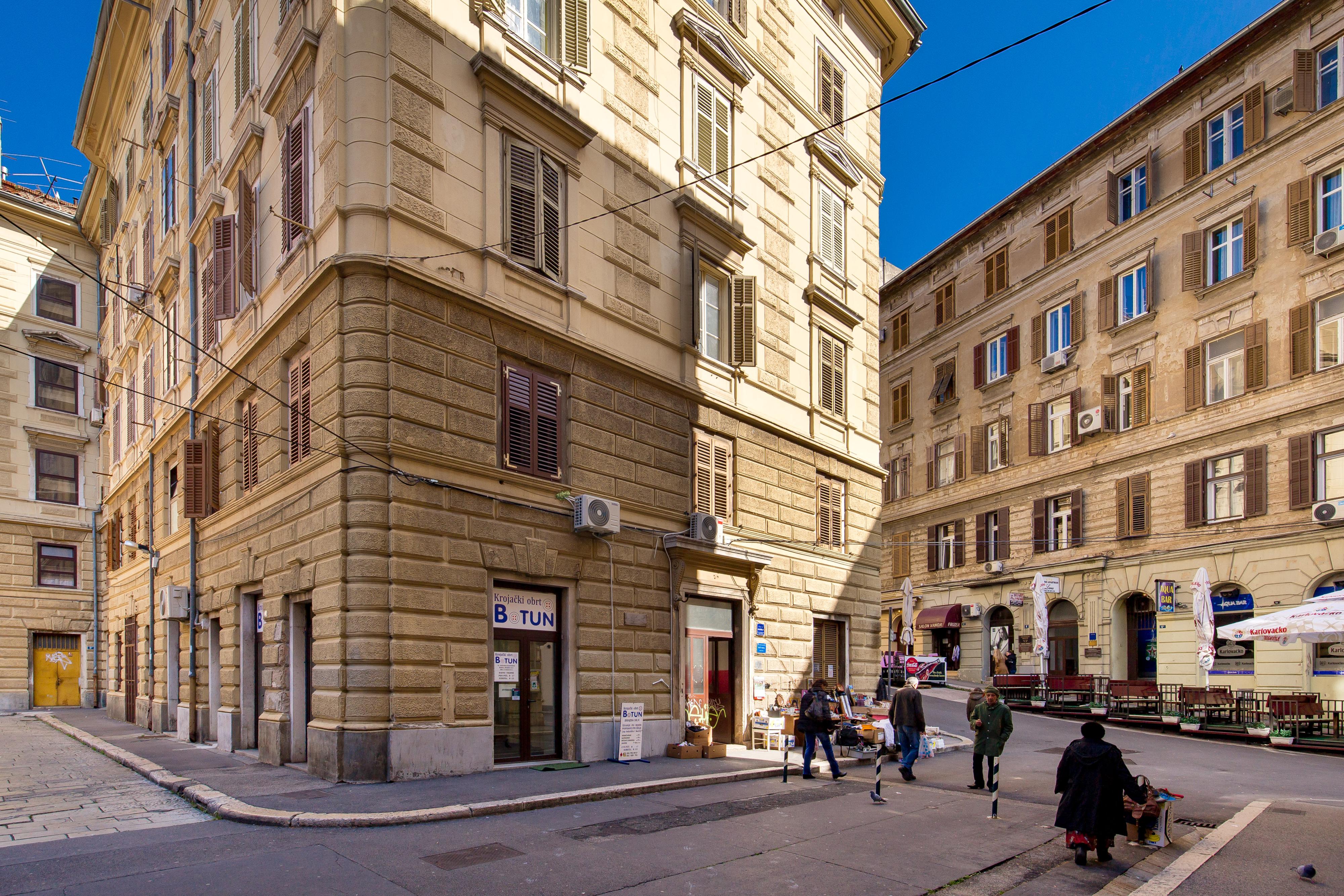 Lorem ipsum, dolor sit amet consectetur adipisicing elit. Enim ipsam expedita voluptas quaerat natus labore, sapiente deserunt et accusamus amet asperiores nesciunt non exercitationem. Culpa nam facilis consequuntur laborum eum.