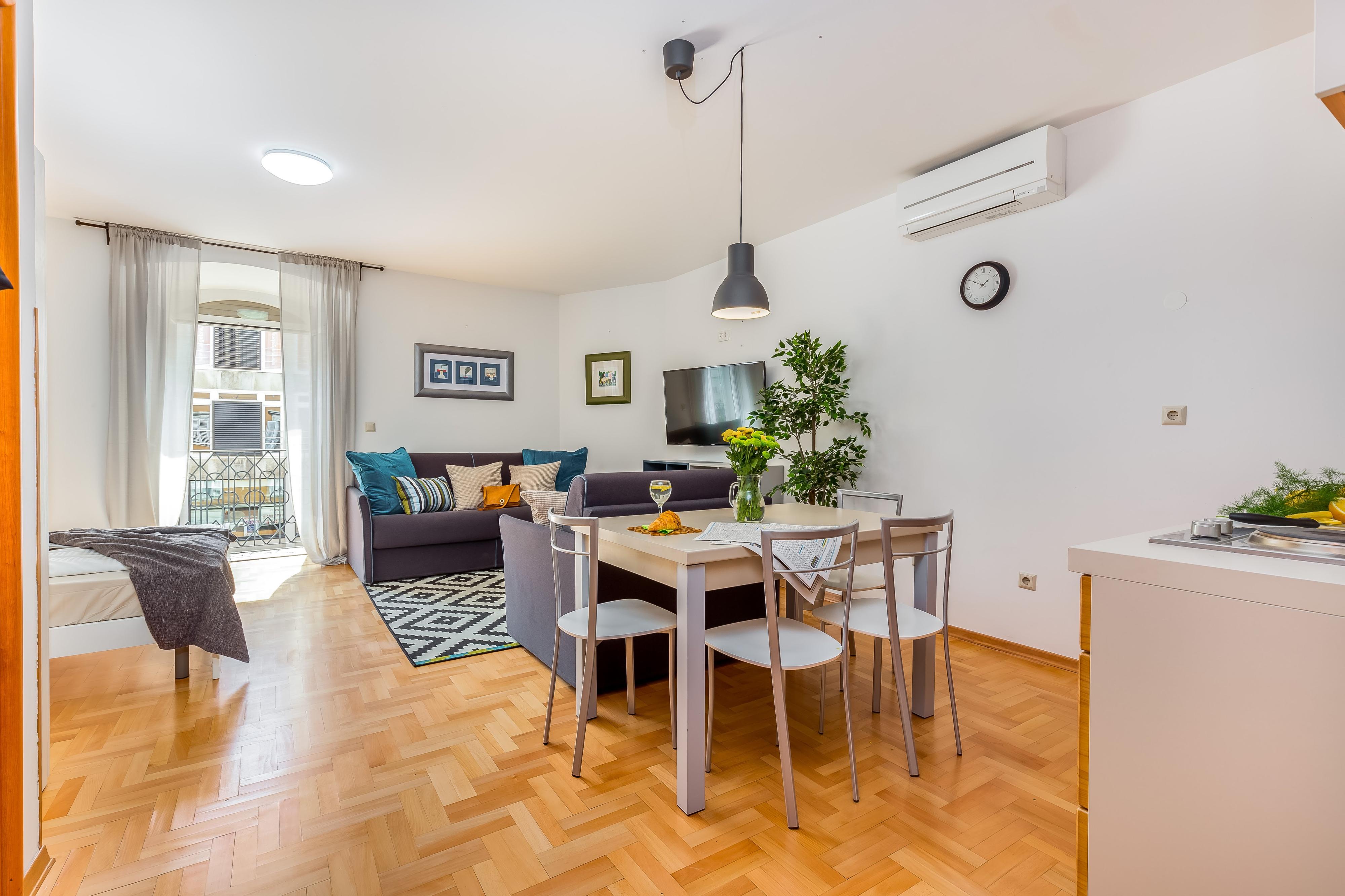 Lorem ipsum, dolor sit amet consectetur adipisicing elit. Enim ipsam expedita voluptas quaerat natus labore, sapiente deserunt et accusamus amet asperiores nesciunt non exercitationem. Culpa nam facilis consequuntur laborum eum.